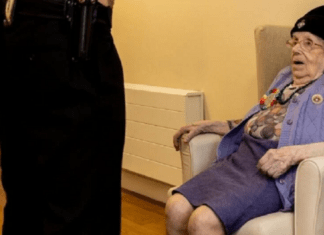 Após voltar de missa, moradora de asilo ganha festa com stripper para comemorar 102 anos