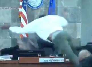 Homem voa em juíza após ser condenado por agressão em Las Vegas