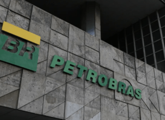 Petrobras abre investigação administrativa de venda de refinaria
