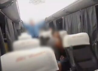 Homem é baleado por guarda civil após fazer passageiro refém dentro de ônibus