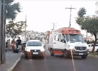 Moto colide com carro e vítima é socorrida pelo SAMU