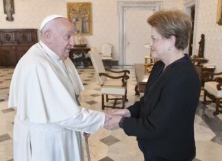 Dilma se encontra com papa no Vaticano: ‘Reze por mim’