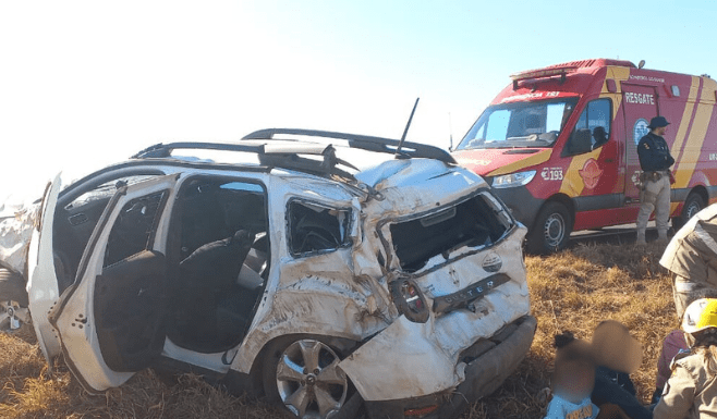 Veículo capota na BR-060 entre Rio Verde e Jataí, e ocupantes saem sem ferimentos