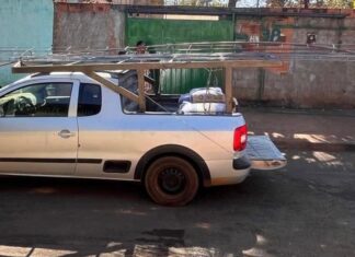 Motociclista fica ferida ao ser atingida por ferragens que eram transportadas em Saveiro em Quirinópolis
