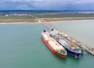 Caiado firma acordo com Porto do Açu para impulsionar exportações goianas