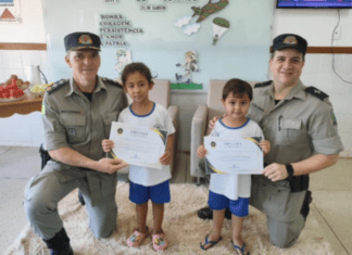 PM É HOMENAGIADA POR CRIANÇAS EM VISITA AO CMEI EM QUIRINÓPOLIS