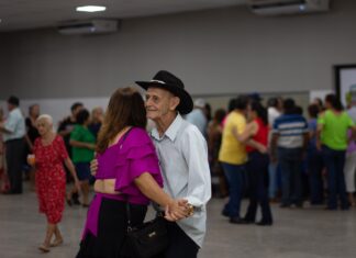 QUIRINÓPOLIS- Forró da Melhor Idade: Uma Noite de Alegria e Animação!