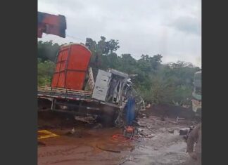 QUIRINÓPOLIS: ACIDENTE ENTRE CAMINHÃO E CARRETA NA GO 164 DEIXA UM MORTO E FERIDOS