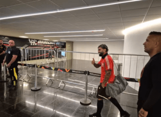 Flamengo desembarca no Rio após título da Copa do Brasil com gritos de “fica, Gabigol”