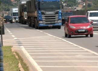PRF TESTA CONHECIMENTO DE MOTORISTAS SOBRE SINALIZAÇÃO NAS RODOVIAS DE GOIÁS