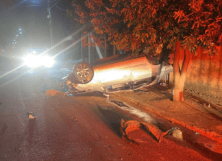 Carro capota no centro de Quirinópolis, e duas pessoas ficam feridas