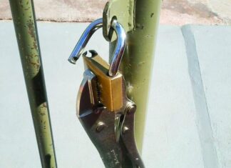 FURTO EM IMÓVEL EM QUIRINÓPOLIS: PORTA ARROMBADA E ITENS LEVADOS