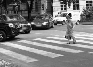 IDOSA ATROPELADA POR CAMINHONETE NA FAIXA DE PEDESTRES EM QUIRINÓPOLIS