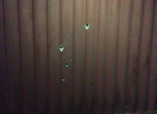 Por não aceitar relacionamento, rapaz atira contra o carro e o portão da casa do namorado de sua mãe, em Quirinópolis