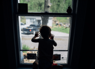 PAI É MÃE SAI E DEIXA BEBÊ DE 3 ANOS SOZINHA EM CASA NO BAIRRO FLAMBOYANT EM QUIRINÓPOLIS