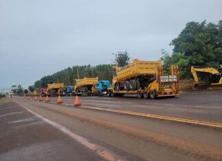 COMBOIO DE CARRETAS QUE TRANSPORTAVAM CARGAS EXCEDENTES COM DOCUMENTAÇÃO IRREGULAR É APREENDIDO EM GOIÁS