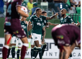 Goiás vence Inhumas em jogo atrasado no Goianão