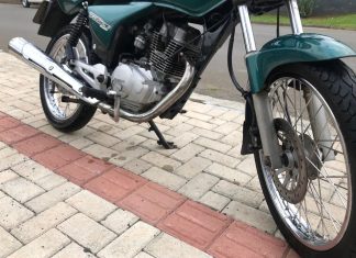 Homem é detido por desacatar policiais, após o filho ter sido flagrado com moto, cuja placa era artesanal e com numeração do motor suprimida