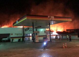 INCÊNDIO EM LOTE BALDIO COLOCA POSTO DE COMBUSTÍVEIS EM RISCO EM QUIRINÓPOLIS