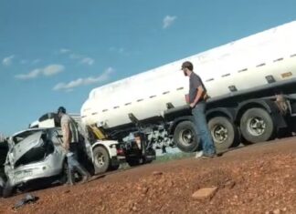 CARRO E CAMINHÃO-TANQUE COLIDEM NA GO-164; CORPO DE BOMBEIROS E POLÍCIA RODOVIÁRIA ATUAM NO LOCAL