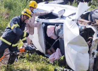 CAPOTAMENTO NA GO-306 DEIXA PASSAGEIRO PRESO ÁSFERRAGENS EM MINEIROS