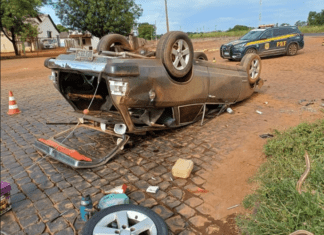 MOTORISTA EMBRIAGADO CAPOTA CARRO NA BR-060 EM ACREÚNA