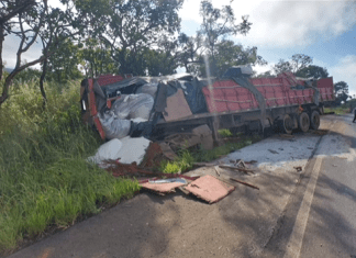COLISÃO ENTRE CAMINHÃO DE RAÇÃO E CARRETA DEIXA UMA VÍTIMA FATAL NA BR-364