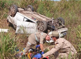 Duas pessoas ficam feridas após carro capotar na BR-349, entre Goiás e Bahia