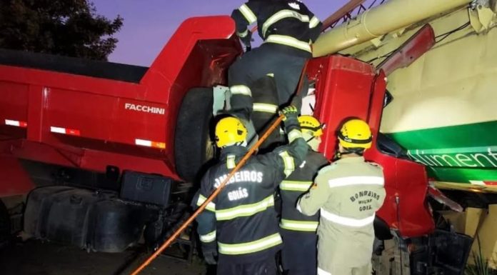 GRAVE ACIDENTE NA GO-060 DEIXA UM MORTO E UM FERIDO EM COLISÃO ENTRE CAMINHÕES