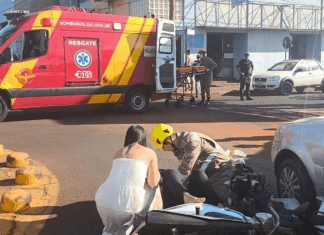 MOTORISTA AVANÇA SINAL, ATINGE MÃE E FILHO EM MOTO E DEIXA VÍTIMA COM SUSPEITA DE FRATURA