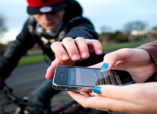 Ladrão armado com faca rouba celular de jovem na porta de casa