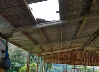 Homem é socorrido pelos bombeiros, após cair de telhado