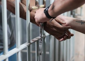 Homem de 30 anos é preso por invadir casa da família, ameaçar de morte e sequestrar a própria mãe