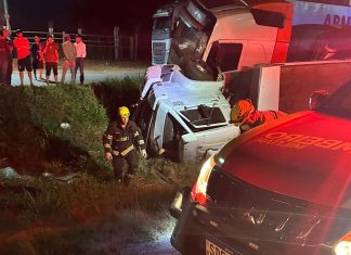 Colisão entre caminhões na BR-153 mobiliza bombeiros