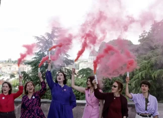 Grupo protesta em Roma a favor de mulheres padres