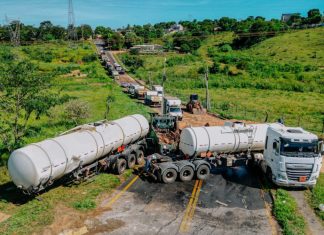 Carreta tomba, derrama diesel e contamina ponto de captação de água