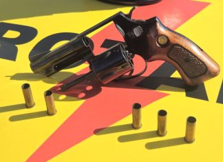 Homem perde dinheiro em jogo de aposta, dá tiros no meio da rua e é preso