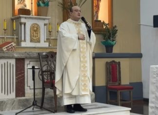 Padre bêbado que xingou frentistas em posto de SP é afastado da igreja