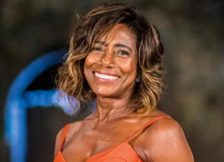 Filhas prestam homenagem e jogam cinzas de Glória Maria no mar