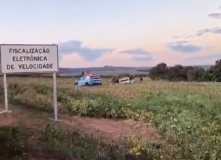 ACIDENTE NA BR-158: MULHER MORRE E CINCO PESSOAS FICAM FERIDAS APÓS CAPOTAMENTO