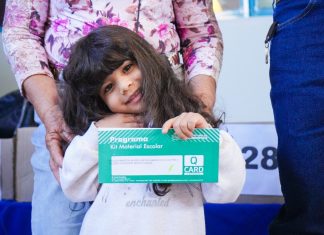 Prefeito Anderson de Paula inicia entrega de cartões de material escolar para alunos da rede municipal de Quirinópolis