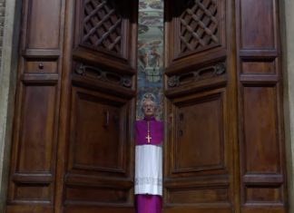 Capela Sistina é fechada para dar início ao conclave