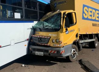 Acidente entre caminhão dos Correios, ônibus e moto deixa nove feridos na GO-080