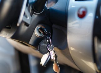 JOVEM APROVEITA CHAVE EM IGNIÇÃO E FURTA CARRO EM CONCESSIONÁRIA DE GOIÂNIA