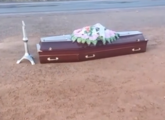 Caixão com corpo cai de carro funerário e fica no acostamento da BR-153 após motorista seguir viagem