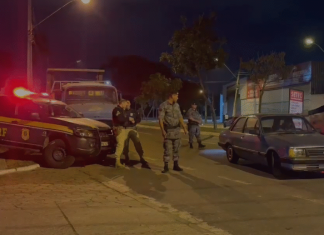 Jovem é preso após fazer manobras perigosas em frente à sede da PRF