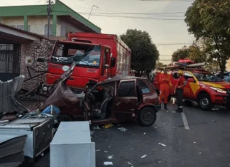 Três pessoas morrem após carro furar cruzamento e ser arrastado por caminhão em Aparecida