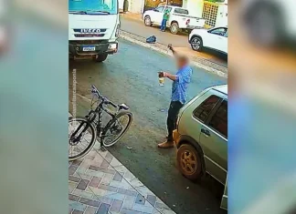 HOMEM AMEAÇA CRIANÇA E MORADORES COM FACA NO MEIO DA RUA