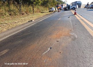 COLISÃO ENTRE TRÊS VEÍCULOS NA BR-153 DEIXA DOIS MORTOS EM URUAÇU