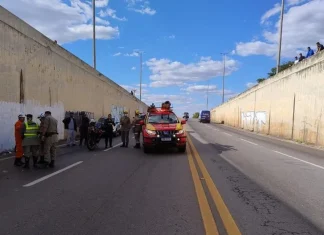 Carro cai do Anel Viário no setor Garavelo, em Aparecida